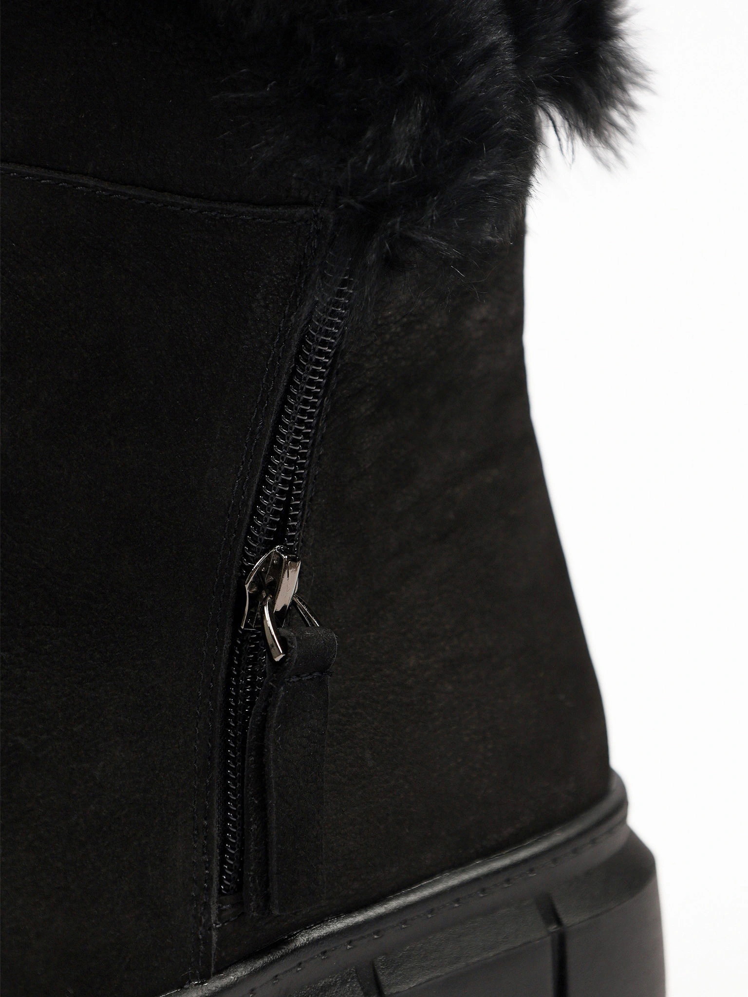 Ботинки черного цвета с оторочкой мехом на средней платформе